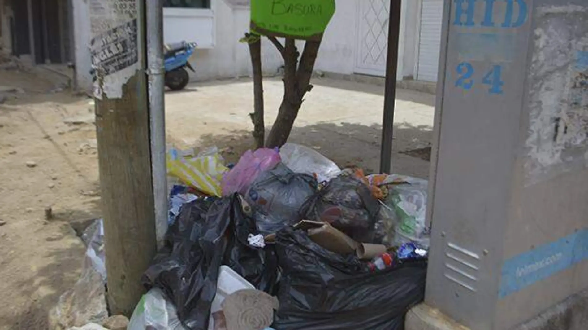 Acapulco - basura en el puerto de Acapulco